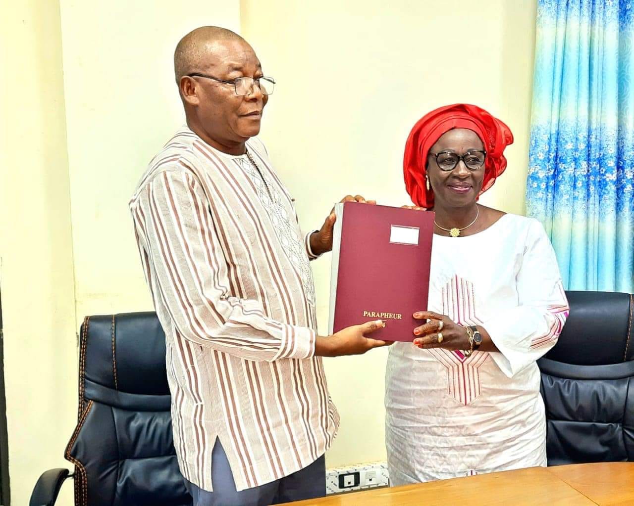 Dans l'après-midi du mardi 14 mars 2023 à Ouagadougou, le ministre en charge de l'éducation, monsieur Joseph André OUEDRAOGO, a procédé à la signature officielle d'acquisition d'un complexe scolaire éducatif de la part de Madame ILBOUDO/DIALLO Ramata Edwige, Directrice générale de l'institut privé supérieur de santé "Saint Edwige ". C’est à titre gratuit que madame ILBOUDO/DIALLO Ramata Edwige a cédé son complexe scolaire au MENAPLN avec pour noble motivation d’améliorer l'offre éducative dans la commune de Tougan, province du Sourou. D’une superficie de 8 331 m² et d'une valeur de 117 000 000 FCFA, l’infrastructure est composée d'un bâtiment de 4 salles de classe faisant office d'établissement secondaire, d'un bâtiment de 6 salles de classe tenant lieu d'école primaire, d'un local aménagé faisant office de crèche, d'un bâtiment administratif de cinq bureaux, d'une bibliothèque, d'une salle de réunion, d'un local pour infirmerie, d'un local pour gardien. Il est également équipée d'un hangar servant de garage, de deux latrines de 06 postes pour le secondaire, de deux latrines de 06 postes pour le primaire, d'un mur de clôture pour l'ensemble du complexe, d'un forage fonctionnel, d'une cafétéria et de plaques solaires pour l'alimentation électrique. "En ce jour qui restera dans les annales de l'Education, vous avez fait parler votre cœur, en tant que mère et citoyenne, vous avez été sensible à la situation de scolarisation des enfants très problématique dans un contexte de défis sécuritaires. Je tiens à vous témoigner au nom du Gouvernement, de celui de l'ensemble des bénéficiaires, toute ma reconnaissance pour votre engagement combien noble aux côtés de l'Etat dans le développement de l'offre d'éducation et de formation," a laissé entendre le ministre. Il a rassuré la donatrice bien connue dans le domaine de l’éducation et de la formation, de prendre toutes dispositions utiles pour un bon fonctionnement de l’établissement. Source : DCRP/MENAPLN